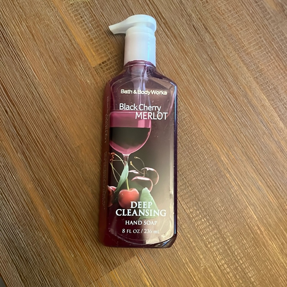 BNWOT Discontinued Bath &Body Works Black Cherry Merlot Deep Cleansing Hand Soap
